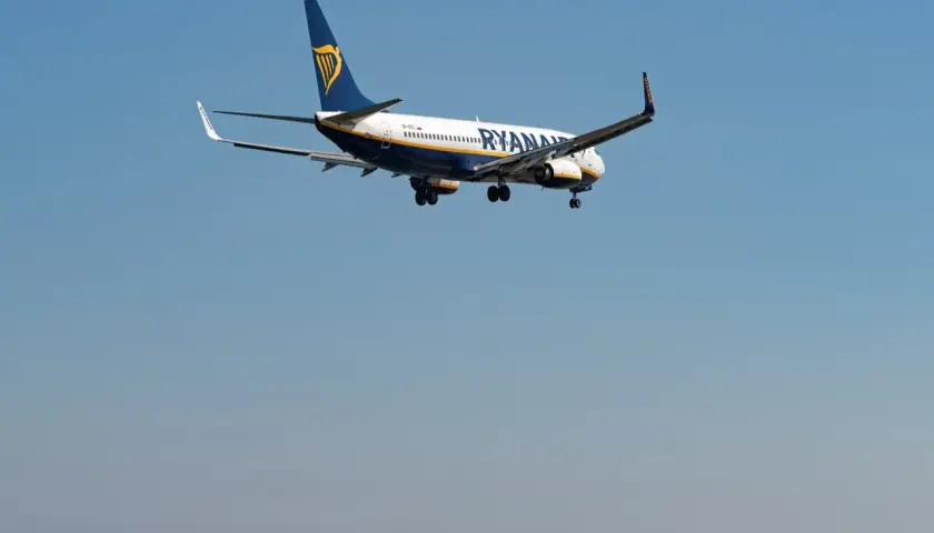 Samolot Ryanair ląduje nad morzem. Zastanawiasz się, odszkodowanie za opóźniony lot ile czasu można uzyskać?