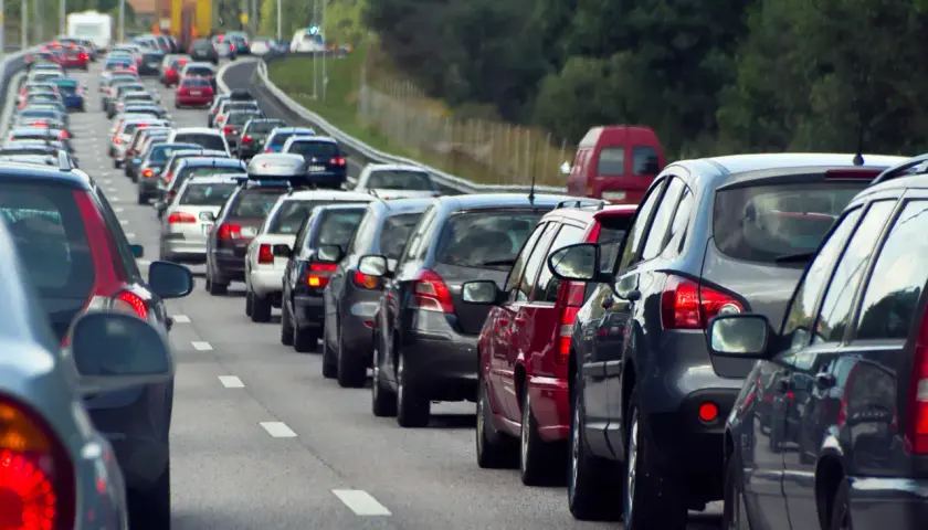 Korki na autostradzie. HDI AC serwis co obejmuje? Ubezpieczenie obejmuje szkody w ruchu drogowym, w tym wypadki i kolizje.