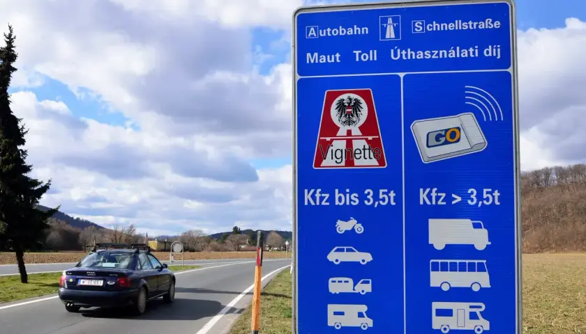 Tablica informacyjna o opłatach drogowych w Austrii. Brak naklejki ekologicznej może skutkować mandatem.