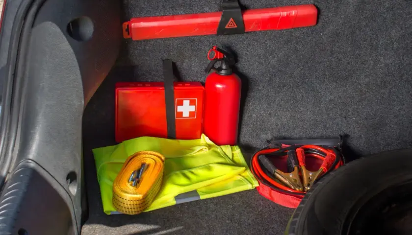 Apteczka, gaśnica, trójkąt, pas, kamizelka i kable rozruchowe – to podstawa, co trzeba mieć w aucie w Niemczech.