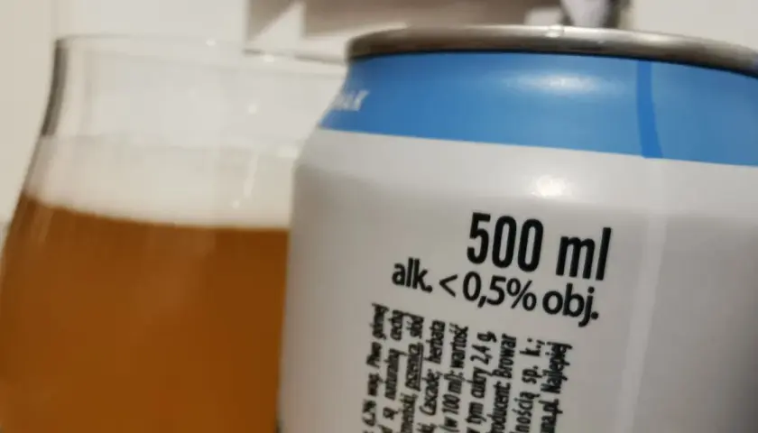Piwo bezalkoholowe w puszce i szklance. Czy można pić piwo bezalkoholowe w miejscu publicznym? To piwo ma <0,5% alkoholu.