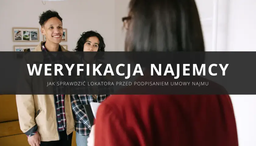 Para młodych ludzi uśmiecha się, gdy rozmawiają z kimś, kto trzyma dokumenty. Weryfikacja najemcy to klucz do spokojnego wynajmu.