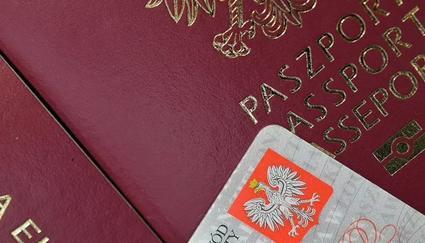 Polski paszport i dowód osobisty. Dokumenty te są potrzebne do podróży do krajów spoza strefy Schengen.