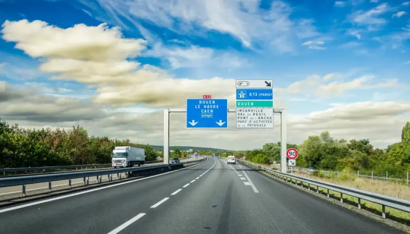 Francuskie autostrady, jak płacić? Znak A13 kieruje do Rouen, Le Havre, Caen i Paryża. Pamiętaj o opłatach.