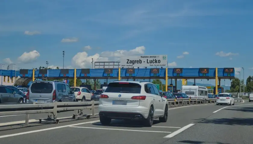 Kolejka samochodów na autostradzie w Chorwacji, zbliżających się do punktu poboru opłat. Chorwacja płatne drogi to norma.