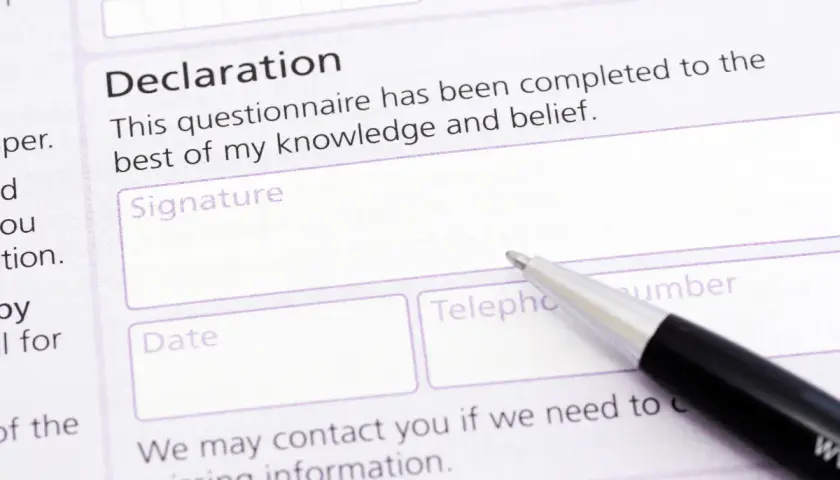 Formularz z sekcją "Declaration" i polem na podpis. Dowiedz się, jak napisać oświadczenie.