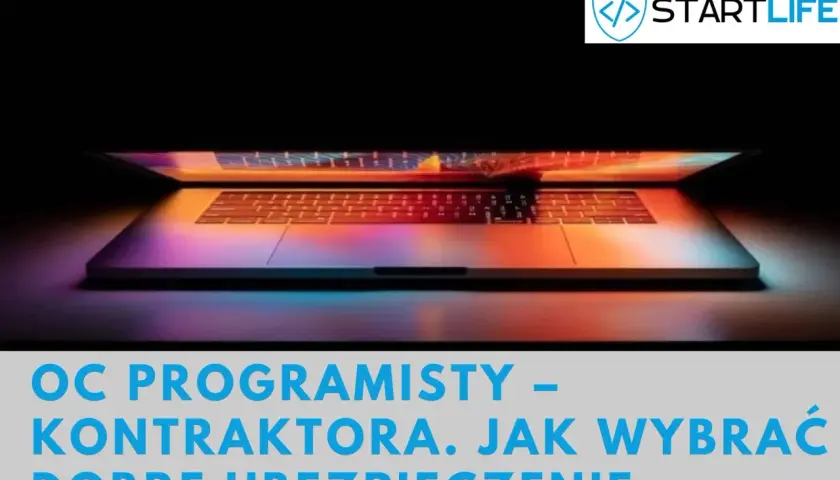 OC programisty – jak wybrać dobre ubezpieczenie dla kontraktora. Laptop z kolorowym podświetleniem klawiatury.