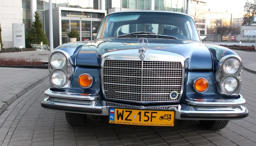 Klasyczny Mercedes, idealny na ubezpieczenie samochodu powyżej 25 lat. Luksus i styl na drodze.