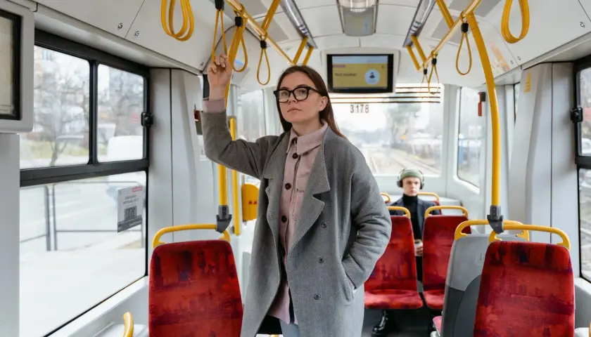 Kobieta w tramwaju, zastanawiająca się, po jakim czasie przedawnia się mandat za brak biletu.