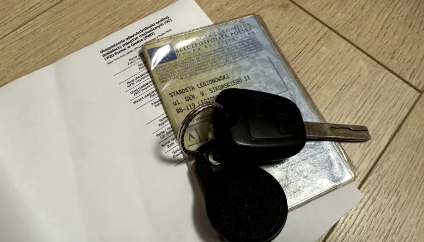 Kluczyki do auta i dokumenty, w tym dowód rejestracyjny i polisa OC. Czy ubezpieczenie samochodu po terminie to Twój problem?