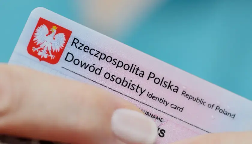 Zbliżenie na polski dowód osobisty, który może być potrzebny do wymiany dowodu osobistego po terminie.