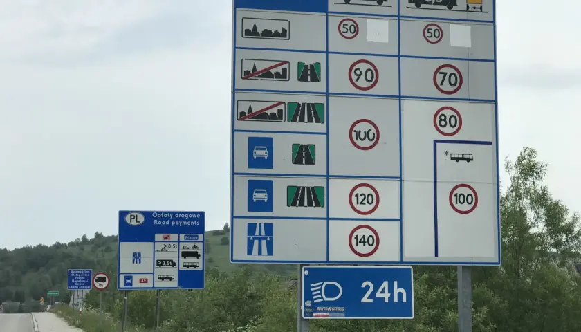 Znaki drogowe informują, ile można jechać w terenie niezabudowanym: 90 km/h dla samochodów, 70 km/h dla ciężarówek, 100 km/h na autostradzie.