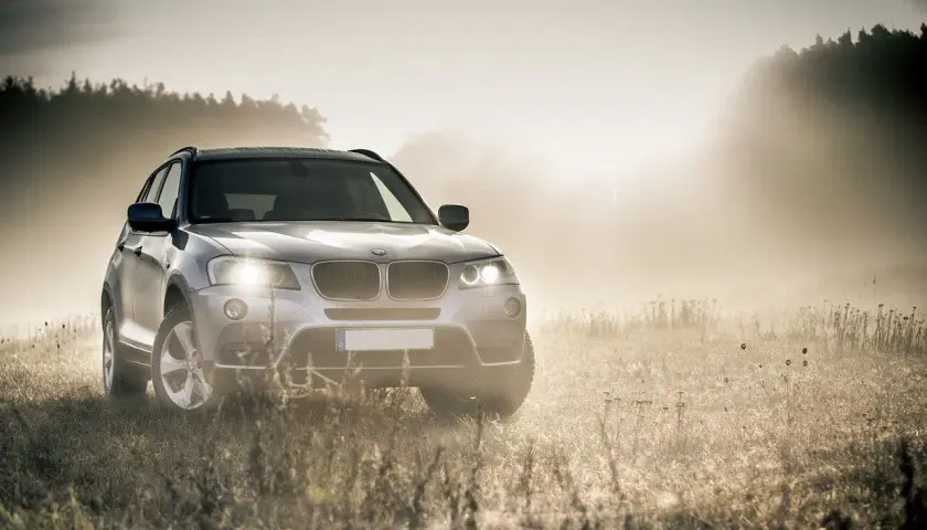 Srebrny SUV w mglistym krajobrazie, gotowy na każdą drogę. Idealny wariant serwisowy PZU dla Twojej podróży.