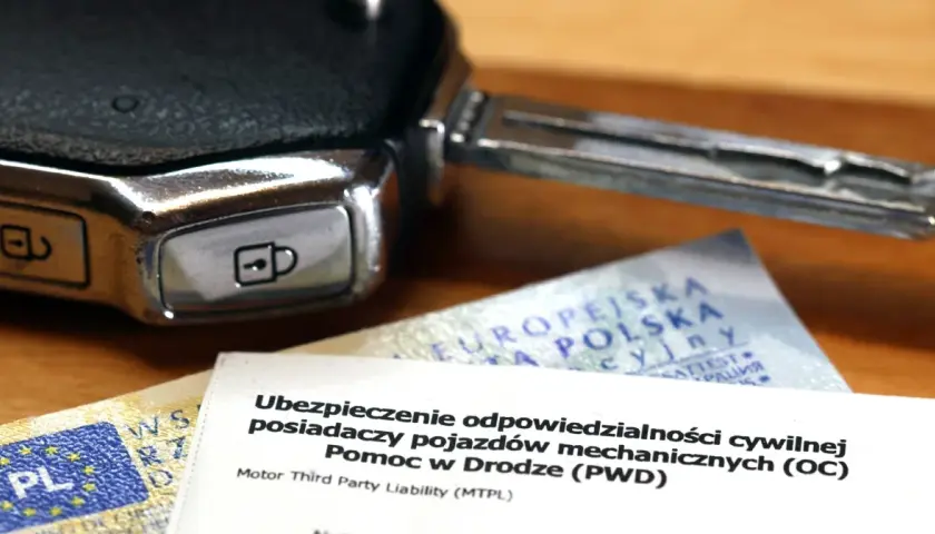 Kluczyk samochodowy i dokumenty OC. Ważne pytanie: ile mam czasu na ubezpieczenie samochodu po zakupie?