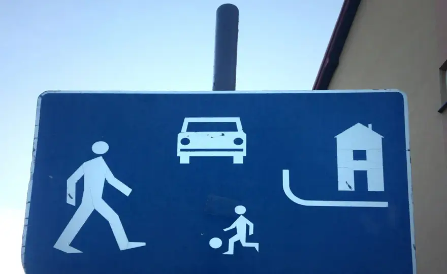 Strefa ruchu a pieszy - Kiedy ma pierwszeństwo?