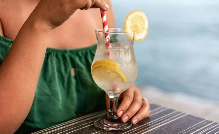 Alkohol na wakacjach? Klauzula alkoholowa w ubezpieczeniu turystycznym