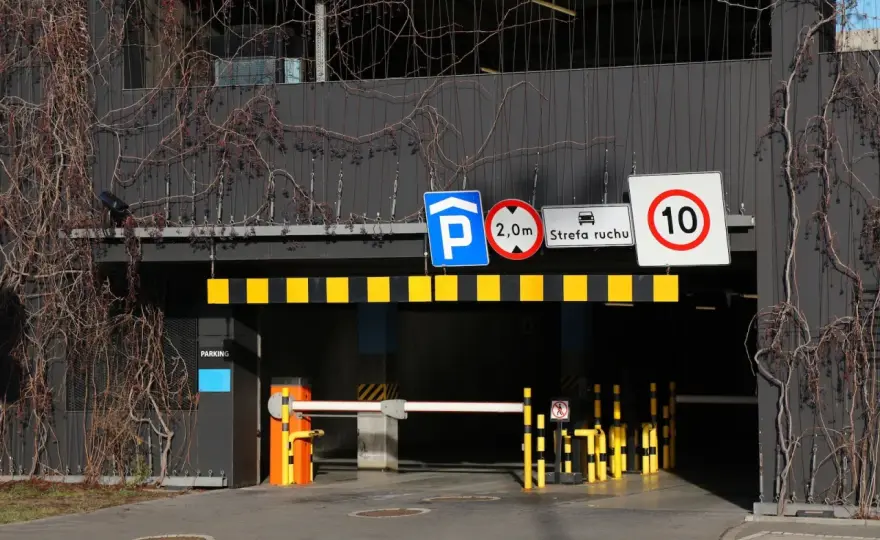 Parkowanie przy bloku - Jak uniknąć mandatu i holowania?