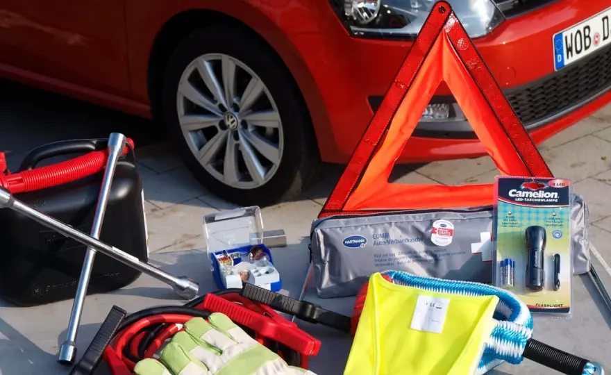 Co trzeba mieć w samochodzie? Obowiązkowe i praktyczne wyposażenie