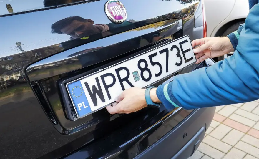 Brak tablicy rejestracyjnej - Co robić i ile kosztuje?