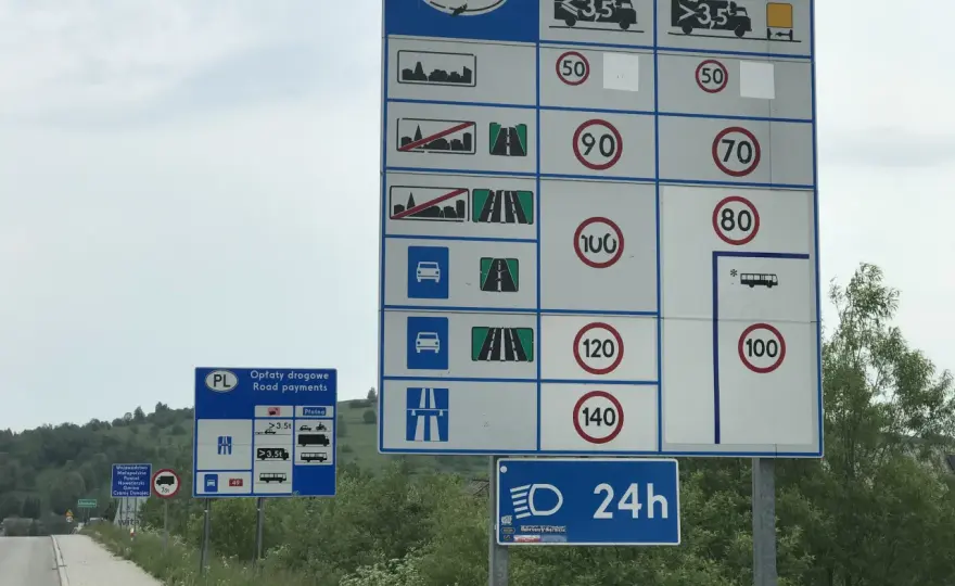 Ile można jechać w terenie niezabudowanym? Sprawdź limity!