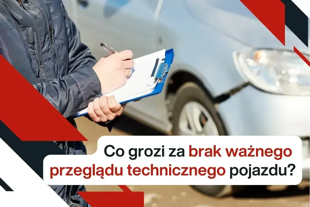 Inspektor spisuje mandat za jazdę bez ważnego przeglądu technicznego pojazdu.
