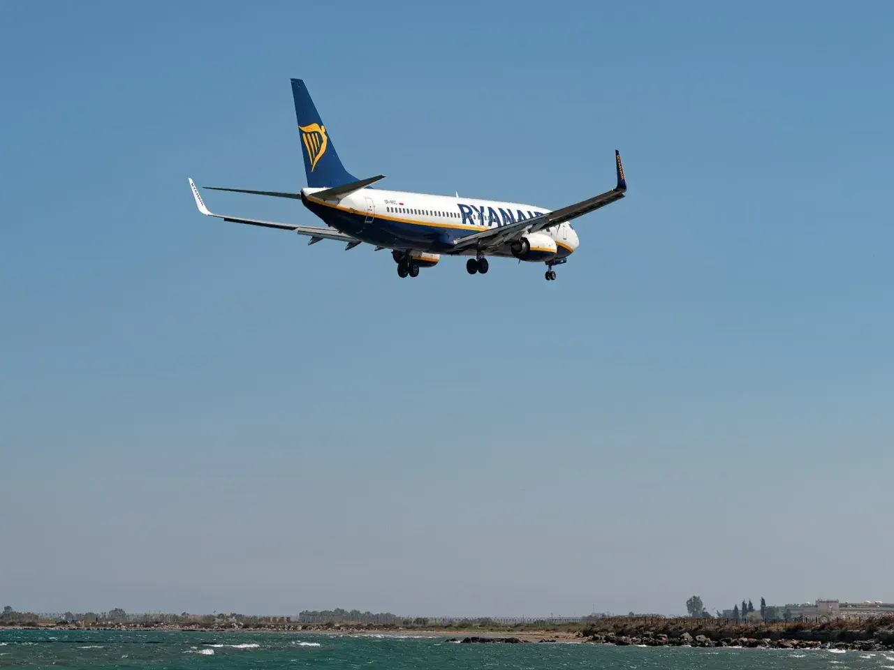 Samolot Ryanair ląduje nad morzem. Zastanawiasz się, odszkodowanie za opóźniony lot ile czasu można uzyskać?