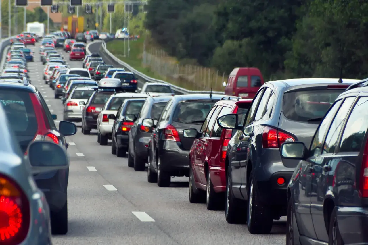 Korki na autostradzie. HDI AC serwis co obejmuje? Ubezpieczenie obejmuje szkody w ruchu drogowym, w tym wypadki i kolizje.