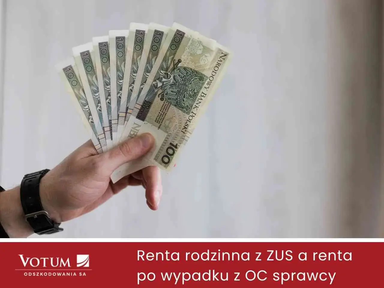 Dłoń trzyma banknoty 100 zł. ZUS odszkodowanie za śmierć syna może pomóc w trudnych chwilach.
