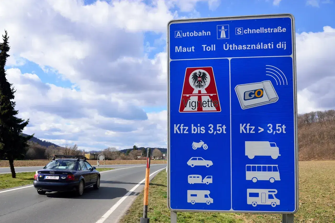 Tablica informacyjna o opłatach drogowych w Austrii. Brak naklejki ekologicznej może skutkować mandatem.