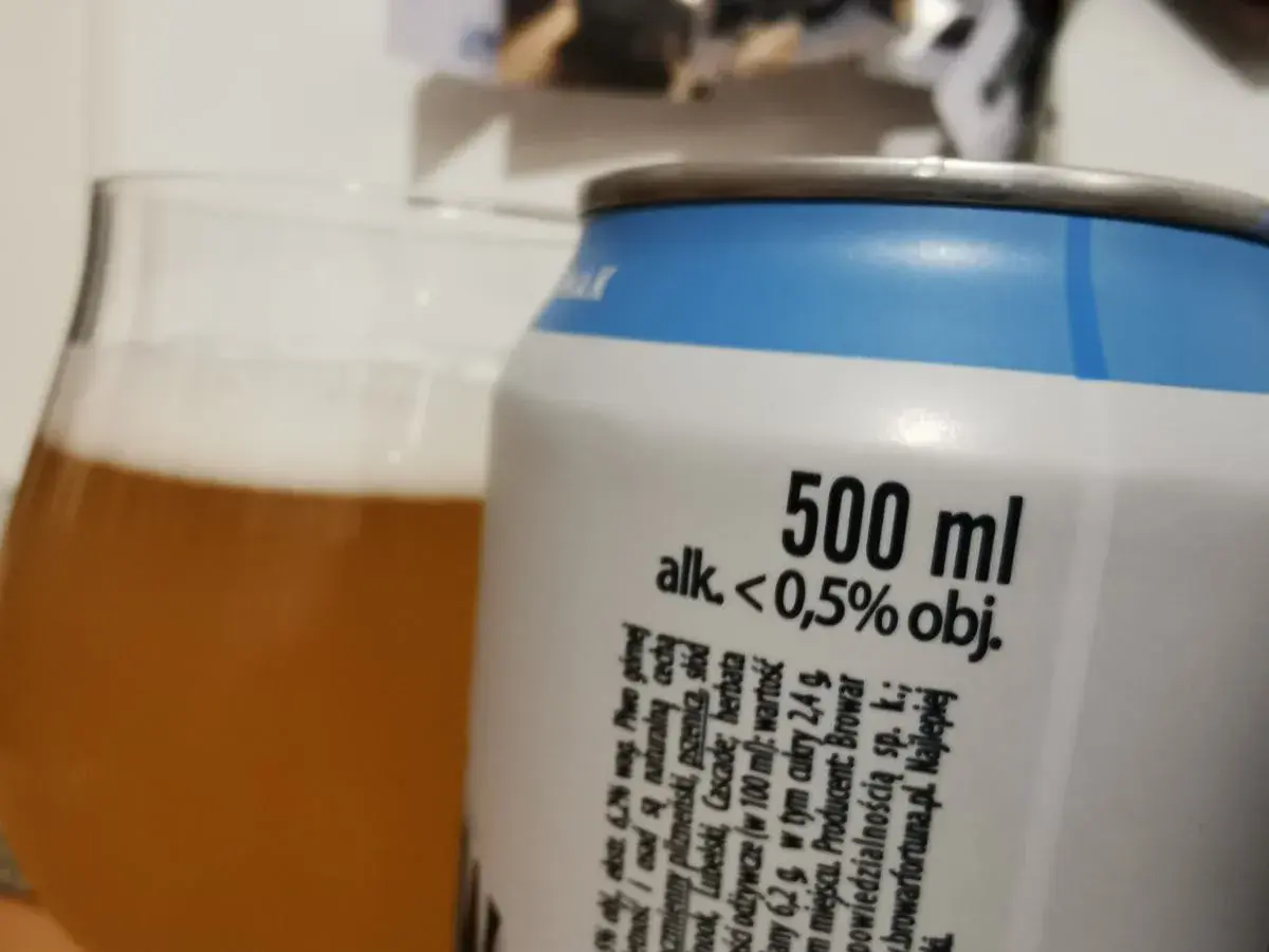 Piwo bezalkoholowe w puszce i szklance. Czy można pić piwo bezalkoholowe w miejscu publicznym? To piwo ma <0,5% alkoholu.