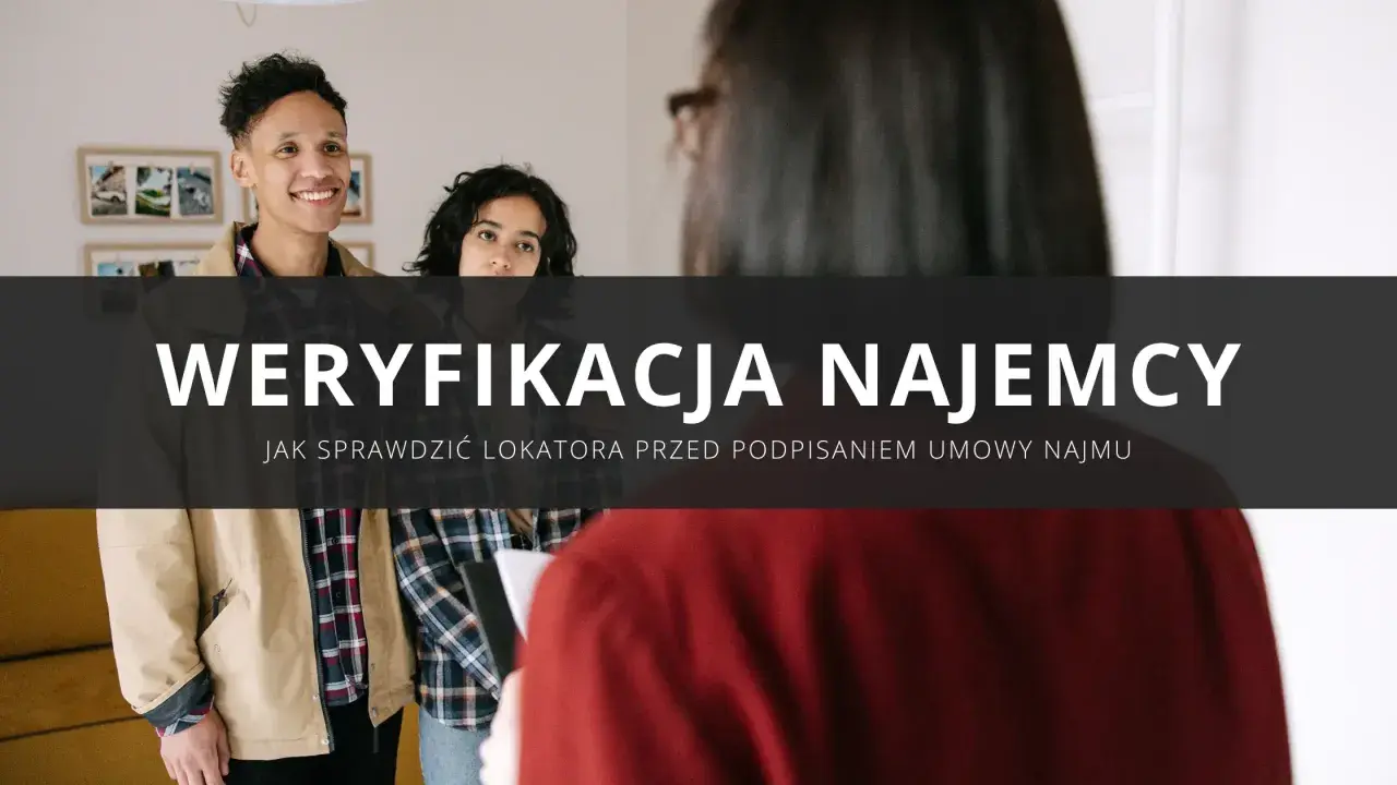 Para młodych ludzi uśmiecha się, gdy rozmawiają z kimś, kto trzyma dokumenty. Weryfikacja najemcy to klucz do spokojnego wynajmu.