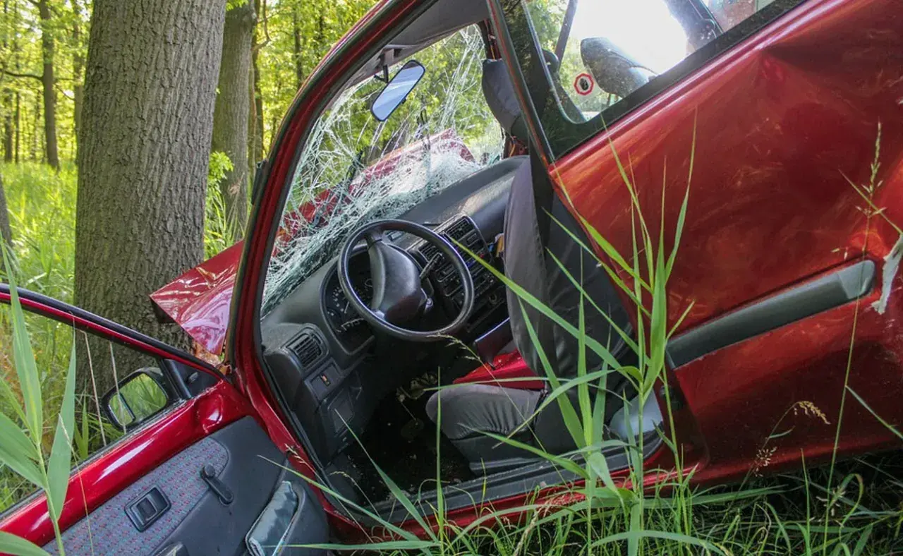 Rozbite auto po zderzeniu z drzewem. Wypadki dzielimy na te, które można było uniknąć, i te, które się zdarzają.