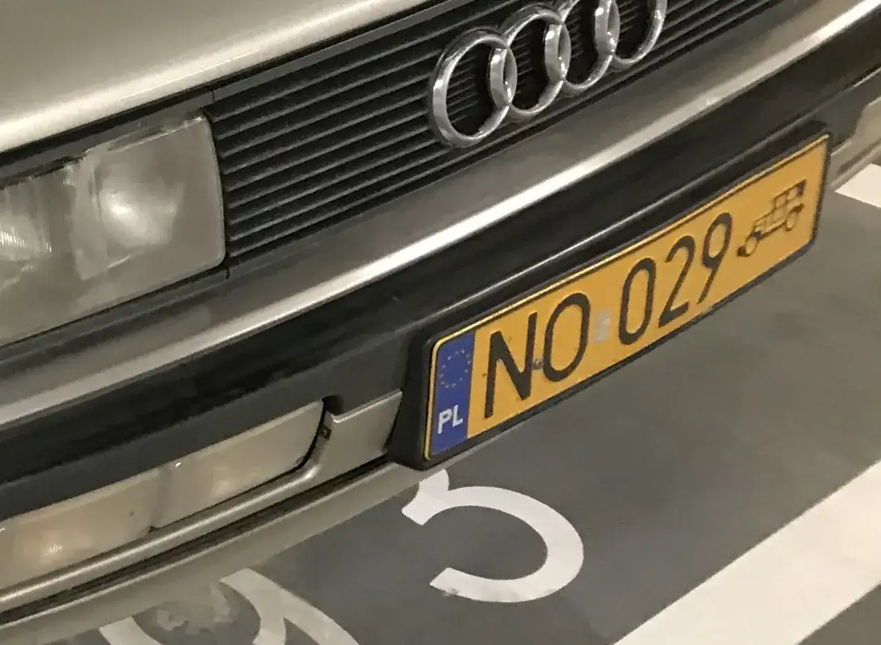 Klasyczny Audi z tablicą NO 029. Ten pojazd powyżej 40 lat ustawą cieszy oko na drodze.