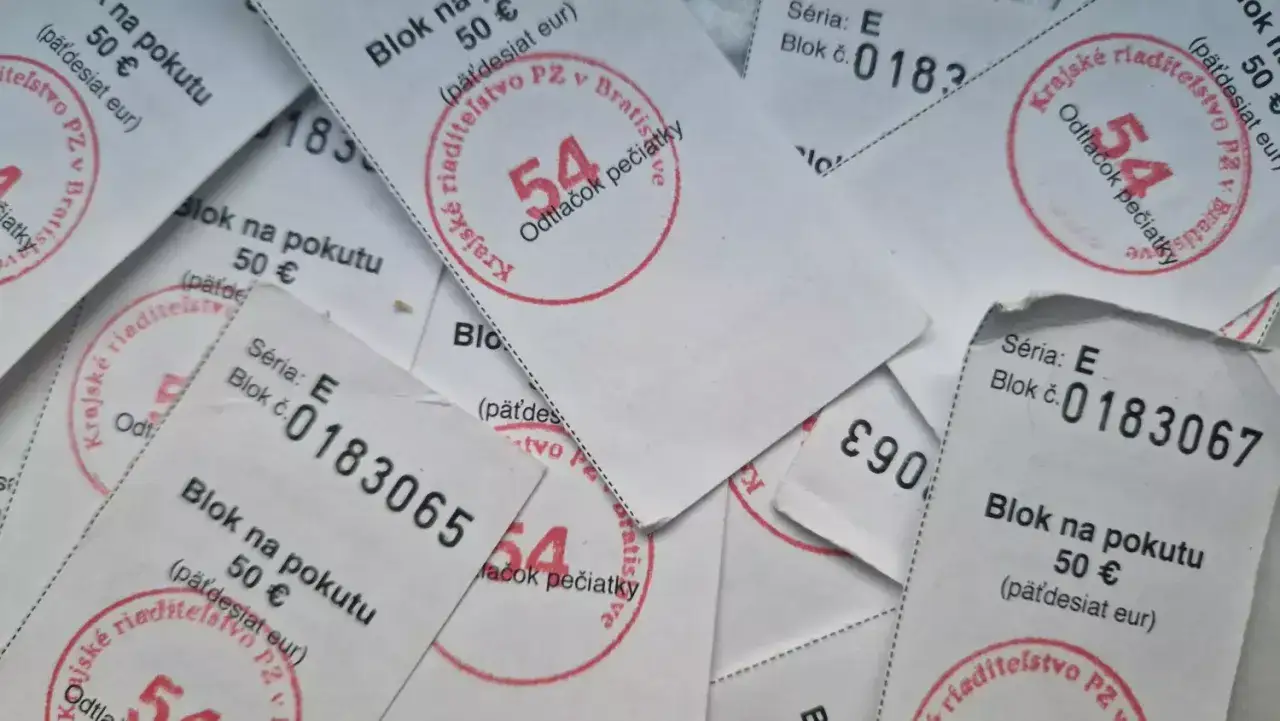 Kupa papierków z pieczątkami i numerami, przypominających mandaty. To są winiety, które potwierdzają opłatę za przejazd.