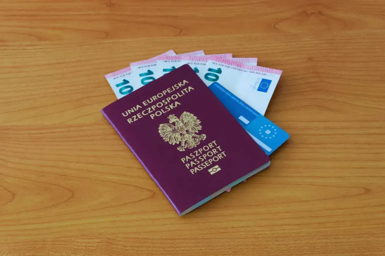 Pasport, euro i karta EKUZ - ważna dla podr&oacute;żujących po Europie.