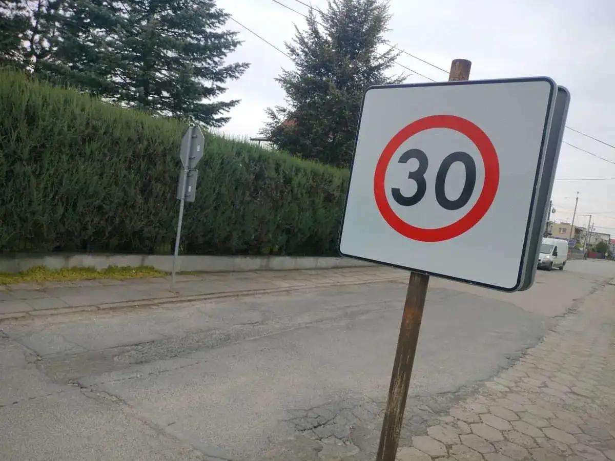 Znak drogowy informuje o limitach prędkości - 30 km/h. Uważaj na drodze!
