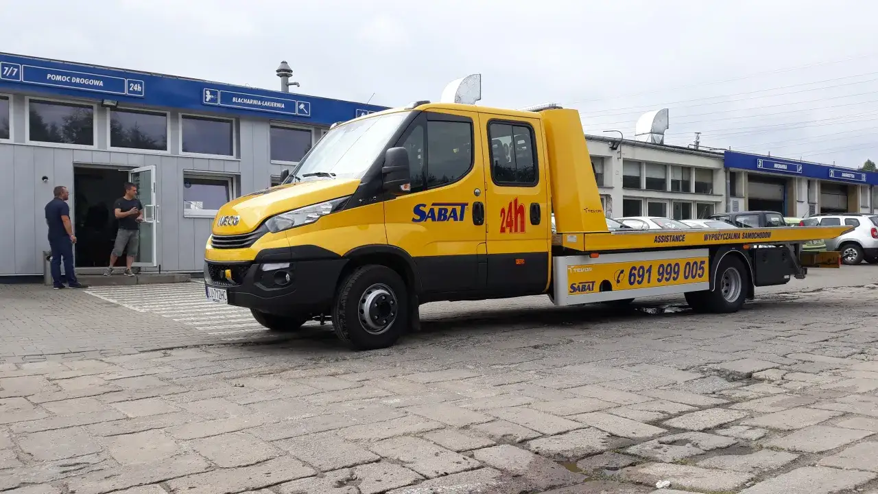 Żółty pojazd pomocy drogowej SABAT 24h, gotowy do świadczenia usług mtu assistance.