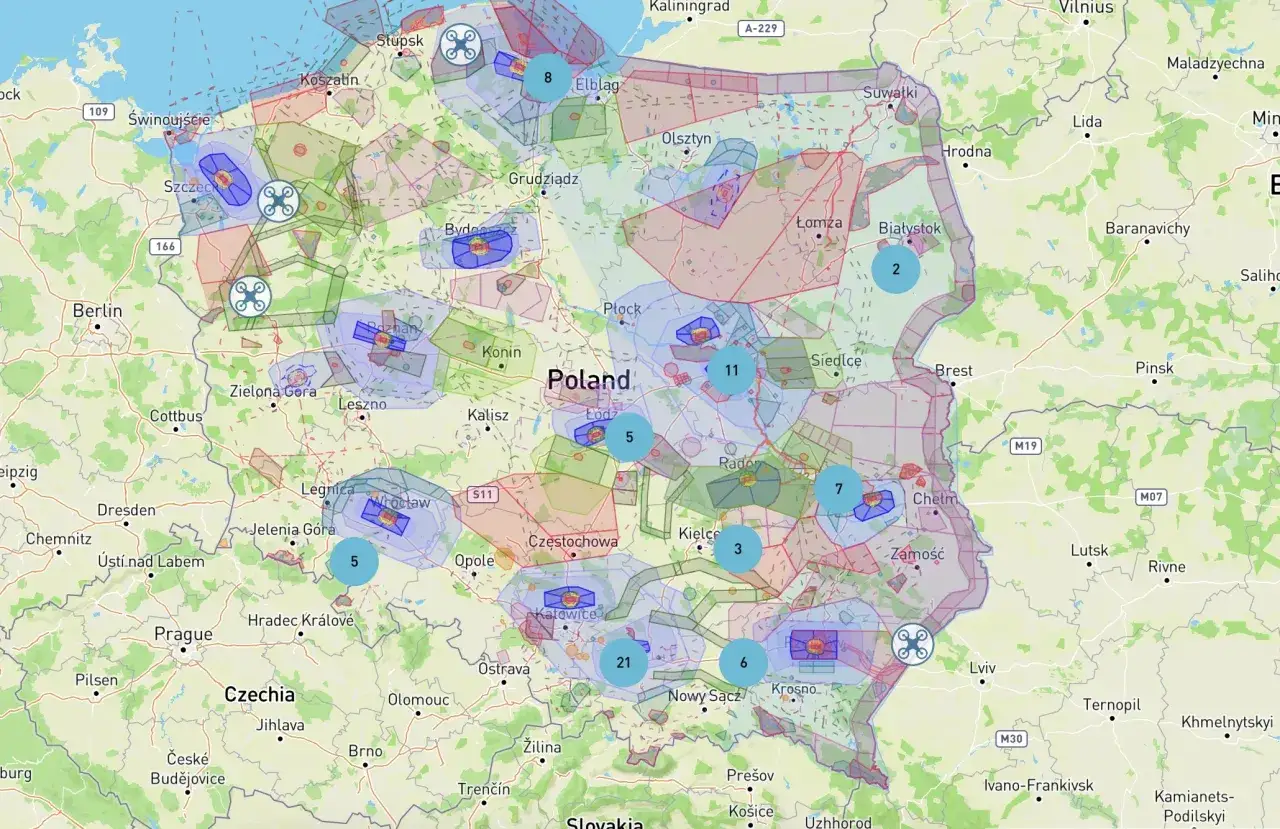 Mapa Polski z zaznaczonymi strefami lotów dronów. Niektóre obszary mogą oznaczać ryzyko mandatu za latanie dronem.