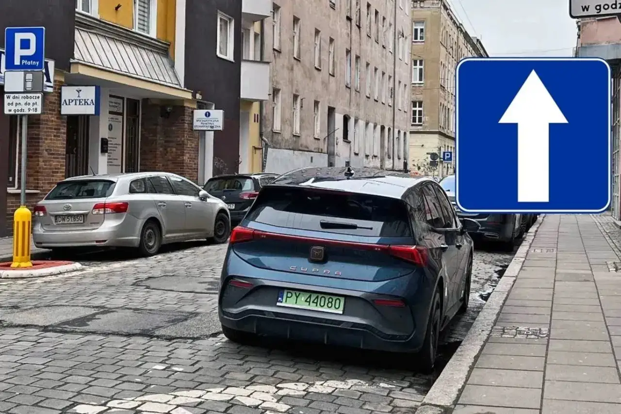 Znak nakazu jazdy prosto na drodze jednokierunkowej. Czy można cofać na drodze jednokierunkowej? Znak odpowiada: tylko do przodu!