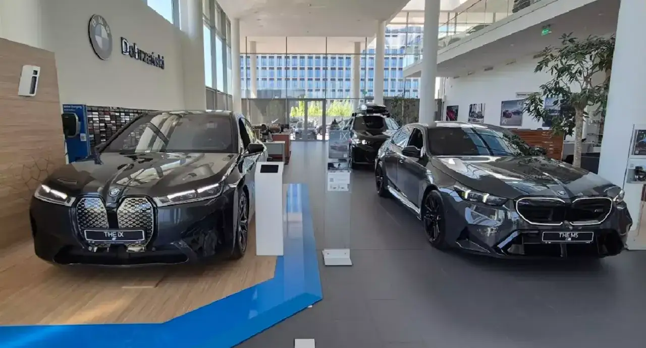 Nowe BMW iX i M5 czekają na swojego właściciela. Pomyśl o ubezpieczeniu nowego auta, by cieszyć się jazdą bez obaw.
