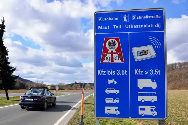 Tablica informacyjna o opłatach drogowych w Austrii. Brak naklejki ekologicznej może skutkować mandatem.