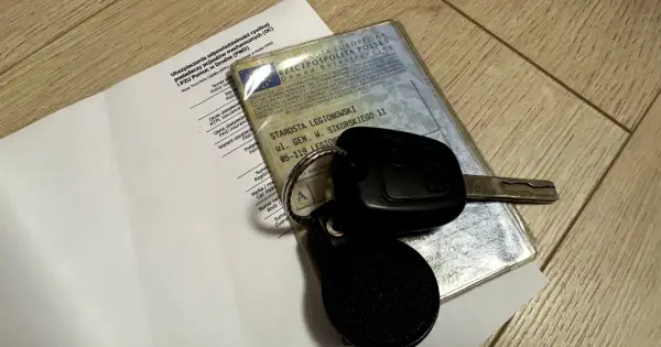 Kluczyki do auta i dokumenty, w tym dowód rejestracyjny i polisa OC. Czy ubezpieczenie samochodu po terminie to Twój problem?